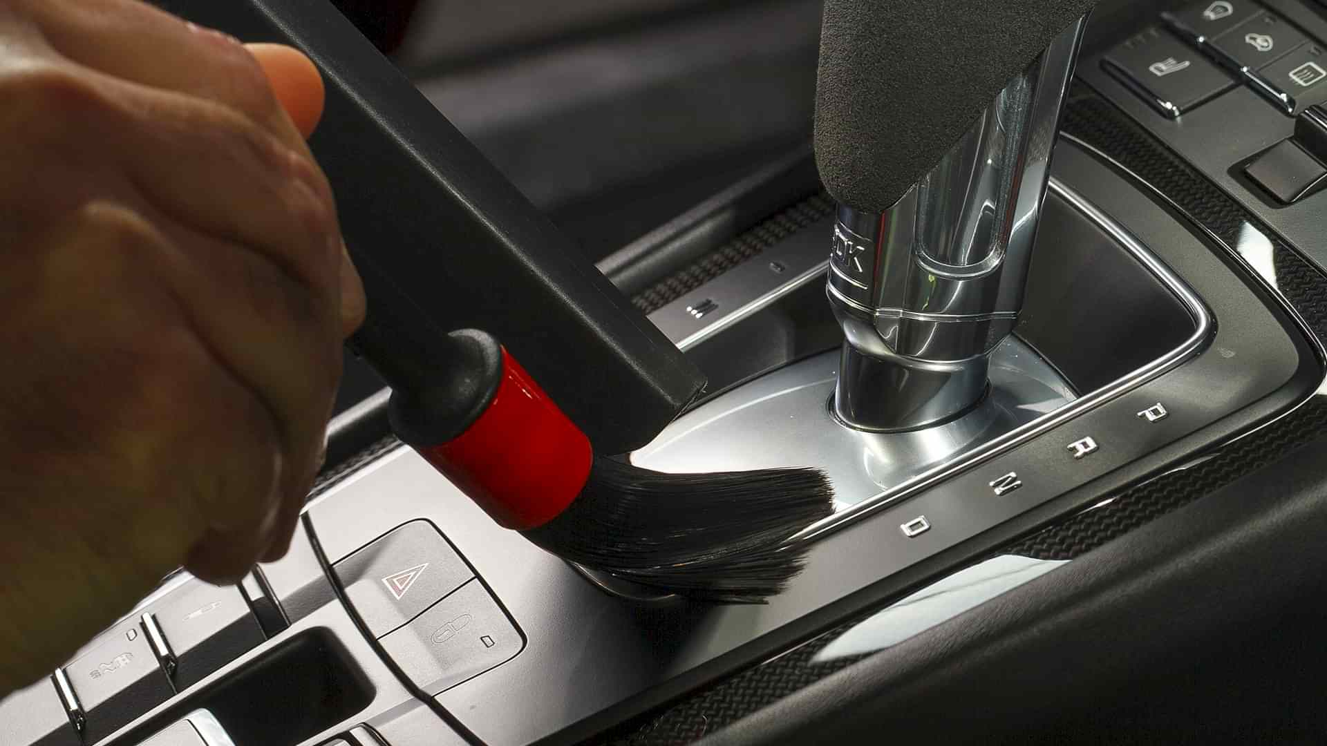 servizio di car detailing per interni con pennello morbido
