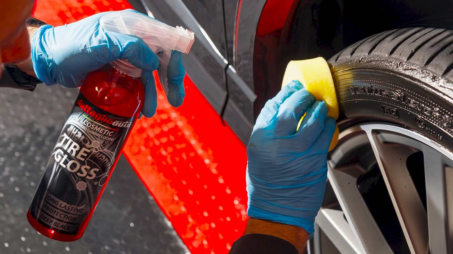 applicazione con spugna del nostro prodotto di car detailing per gomme