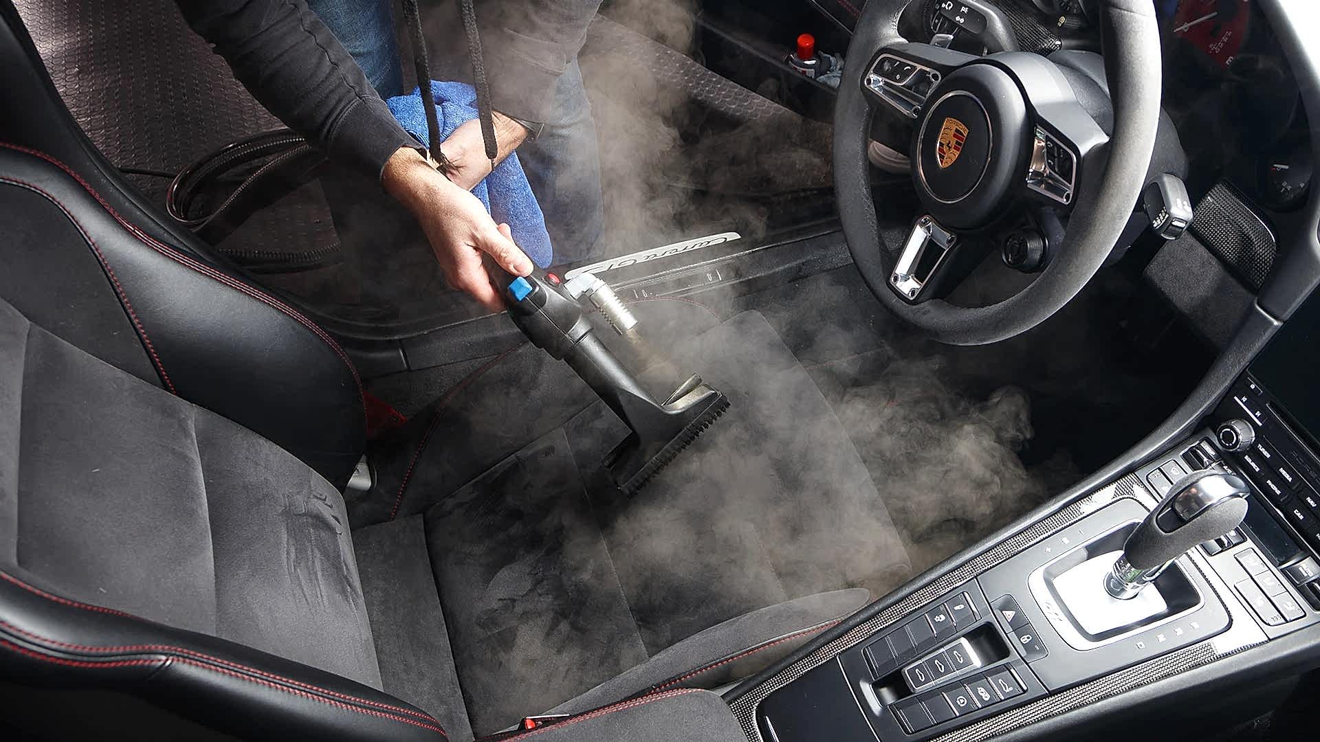 lavaggio e sanificazine interni auto a vapore del sedile di un Porsche