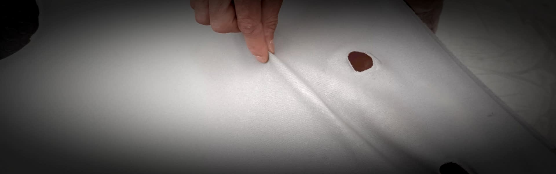 Come riparare il cielo auto scollato o danneggiato