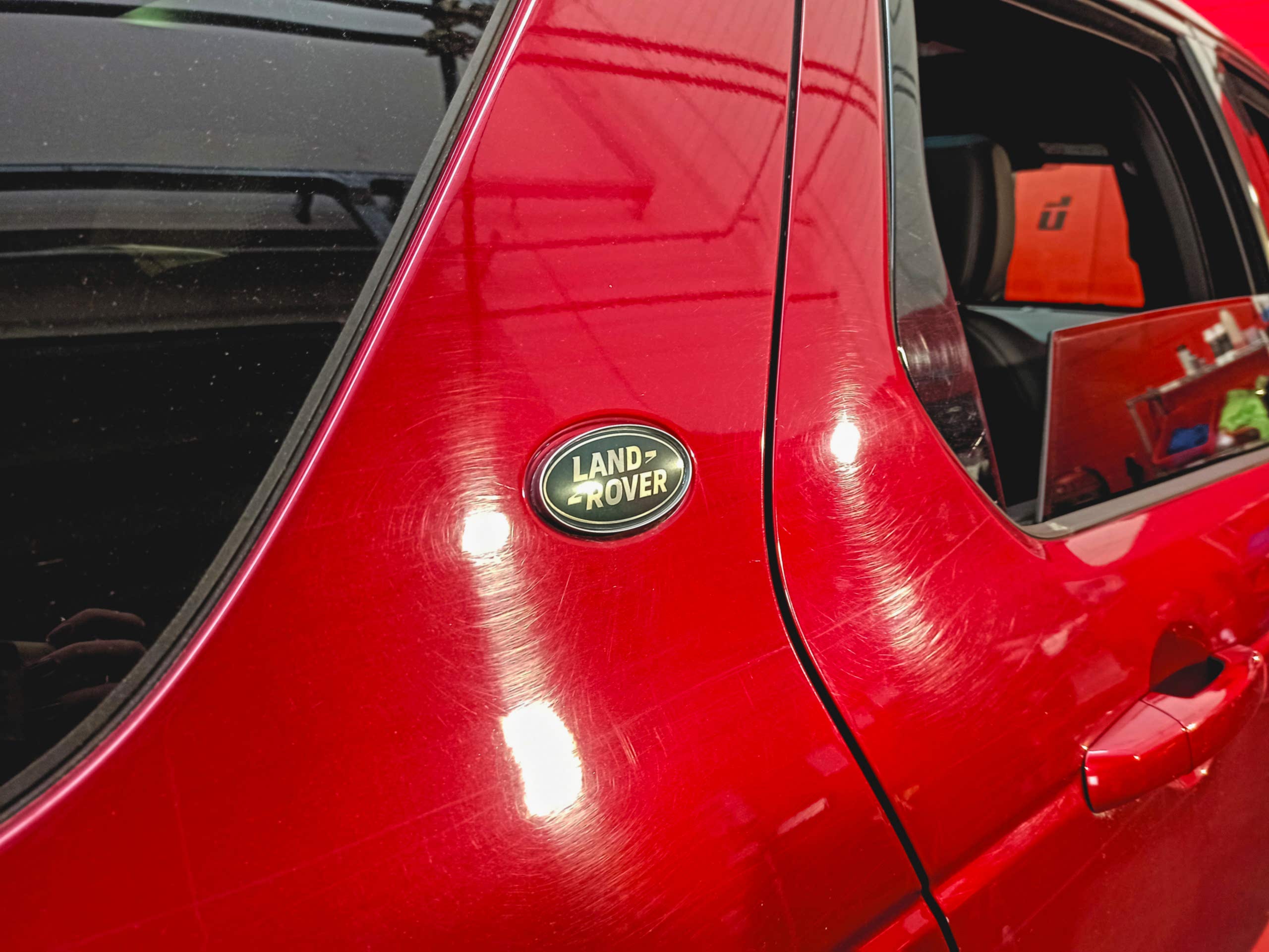 Carrozzeria rossa Land Rover prima del servizio di lucidatura auto