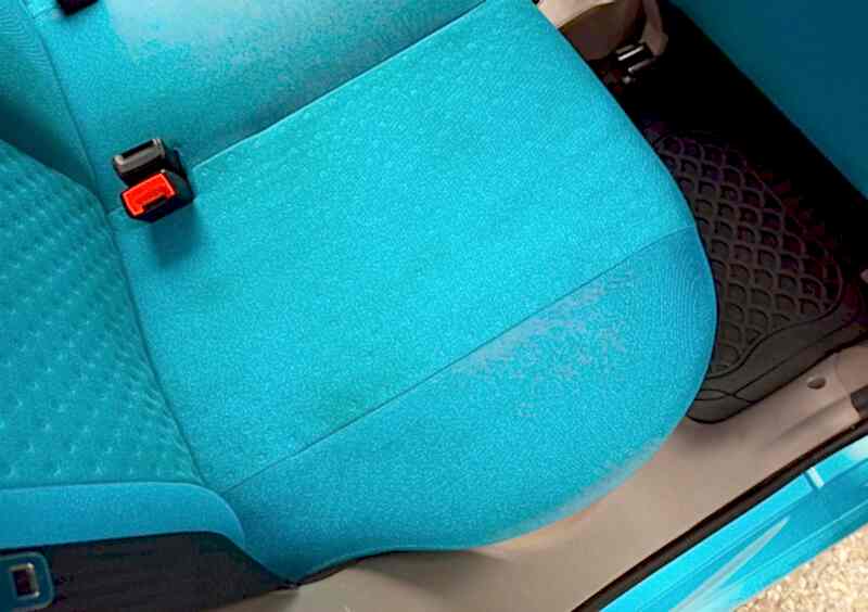 lavare la tappezzeria auto a vapore, risultato di un sedile auto pulito
