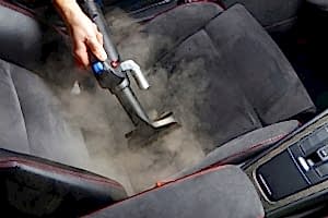 Pulizia sedile auto con il vapore