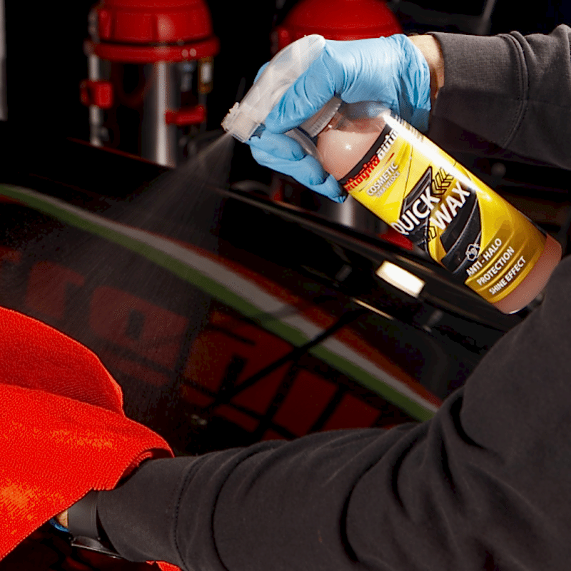 applicazione su un panno del prodotto quick wax