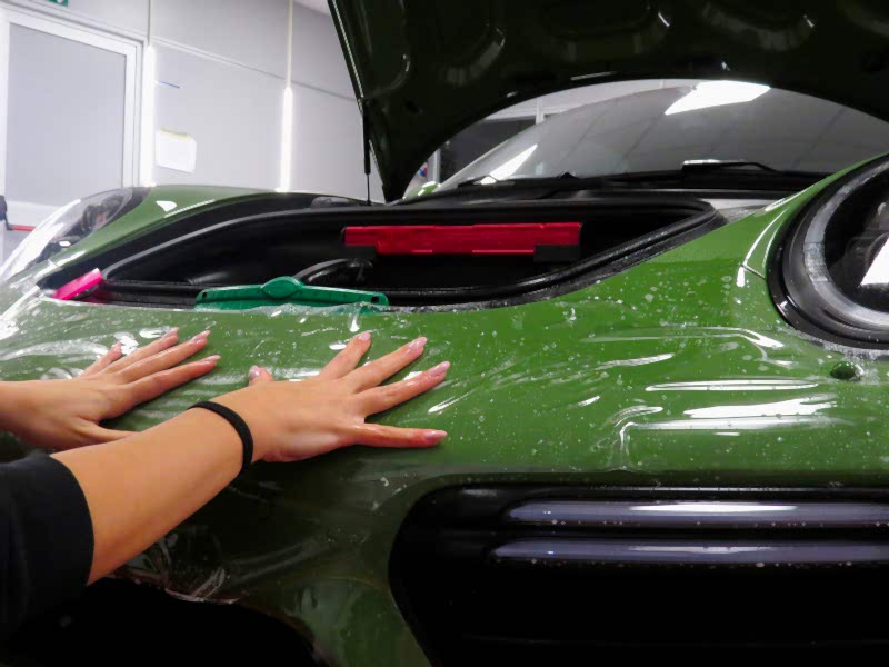 Applicazione pellicola protettiva auto su Porsche
