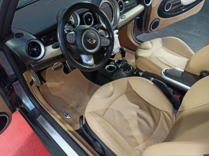 interni di una mini cooper dopo lavaggio interni auto a vapore