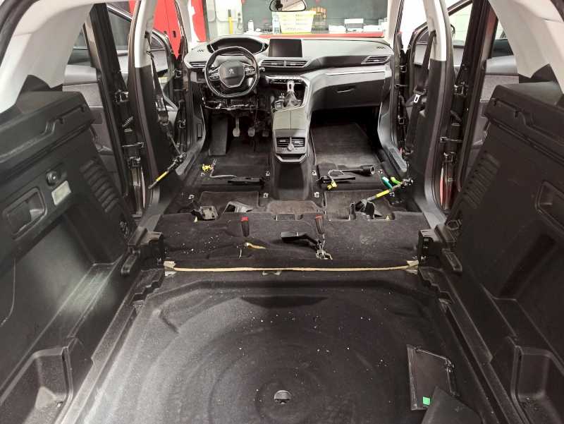 interni auto smontati senza sedili per pulizia interni auto professionale 