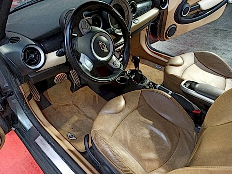 gli interni di una mini cooper prima del lavaggio interni auto a vapore