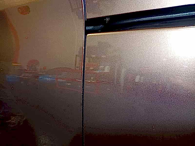 Carrozzeria prima di un servizio di lucidatura professionale