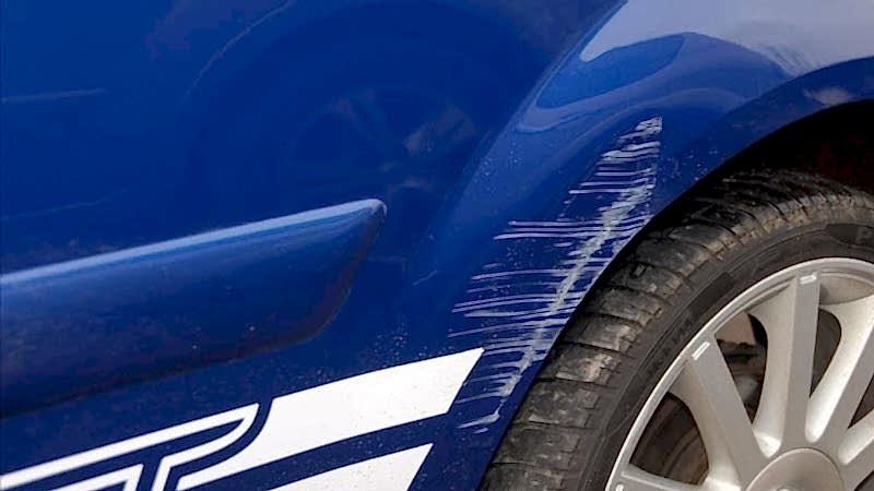 Graffi auto profondi su carrozzeria