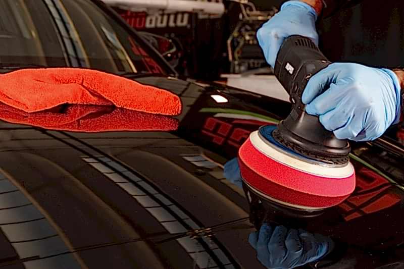 togliere i graffi auto con lucidatura