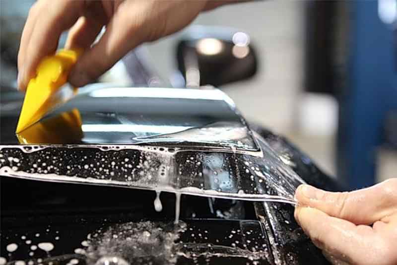 Applicazione PPF su cofano auto