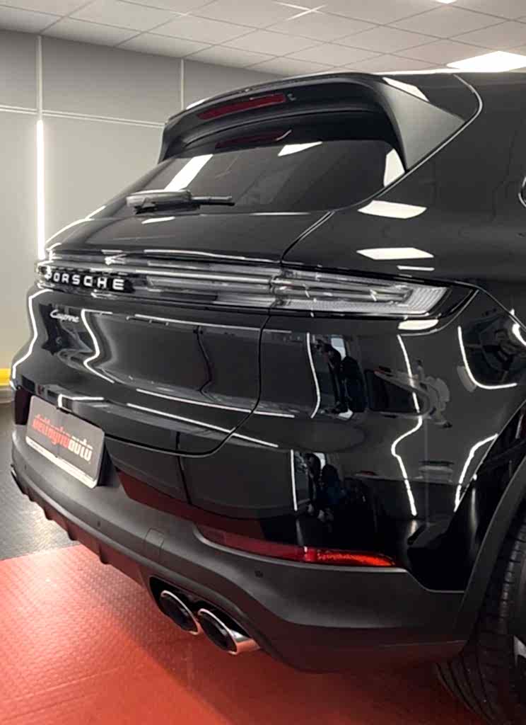 finsih della pellicola protettiva ppf dettaglioauto su carrozzeria nera