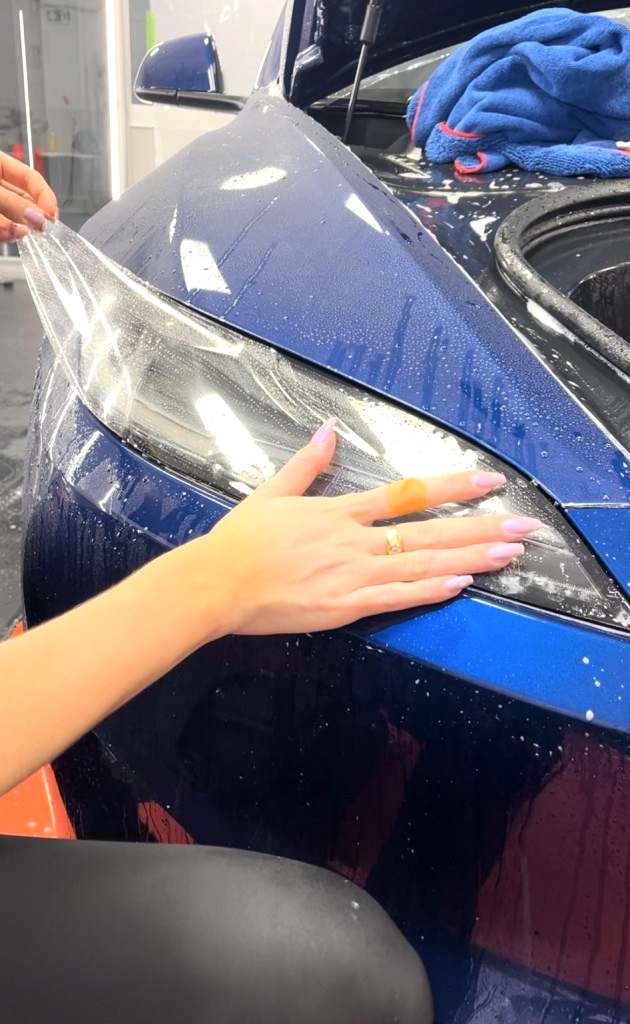 applicazione pellicola protettiva su fari tesla model 3